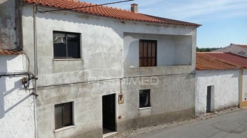 Casa em fase de construção na aldeia de Monte da Pedra. Carcteristicas: rés do chão - 1 quarto - cozinha - casa de banho - grande salão com lareira - quintal com vista para a ribeira 1º andar - 3 quartos - 1 casa de banho - varanda Marque já a sua vi...