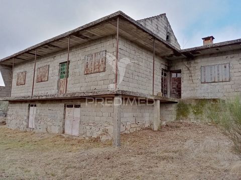 Propriedade com uma área de terreno de 17,300 m2, composta por 1 artigo rústico e 1 urbano, situada no parque Natural Regional do Vale do Tua, em Alijó. O terreno, plano, tem um poço de água, e fica situado à face da estrada N212, com excelentes aces...