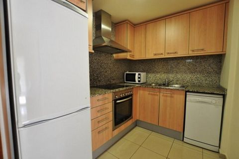 Introducing this inviting 65 m² apartment in Roses, featuring 2 bedrooms and accommodating up to 6 guests. This newly built property offers a comfortable retreat with lovely views of the communal pool. Perfectly positioned just 50 meters from the san...