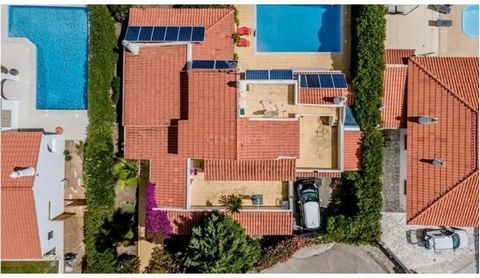 Excecional Moradia T3 com Garagem, Piscina e Características de Luxo em Olhos de Água Situada na pitoresca vila de Olhos de Água, esta deslumbrante moradia T3 oferece uma combinação de luxo, conforto e modernidade, sendo a escolha ideal para quem pro...