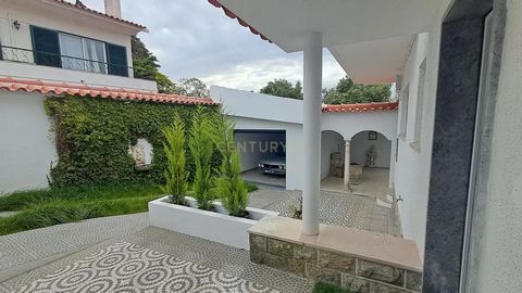 Moradia T 3 + 1 com vista de mar , inserida numa zona residencial tranquila só de moradias. A moradia localiza-se em S. Domingos de Rana ( Centro), com bons acessos rodoviários, 5 min da A5 para Lisboa ou Cascais, próximo de escolas, Hospital da CUF,...