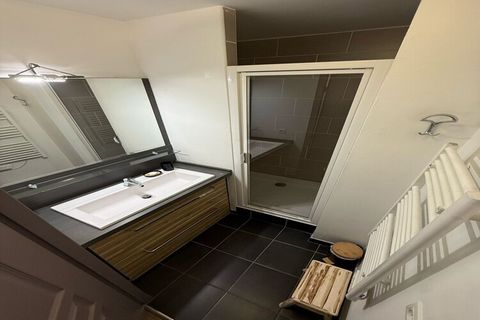A charming and spacious holiday home in the heart of Les Deux Alpes, this apartment features two well-appointed bedrooms and comfortably accommodates up to six guests. Covering 50 m², it offers a bright, welcoming space ideal for families or groups. ...
