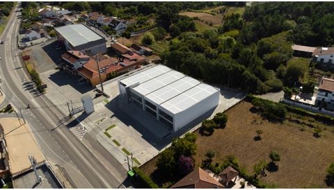 Armazém/pavilhão para comércio ou serviços com 300m2, localizado no IC2 na Batalha, Leiria. Construído em 2023, este é um espaço totalmente amplo, com um pé direito de 6 m, o que permite duplicar a área para 600 m2, com a construção de um segundo pis...