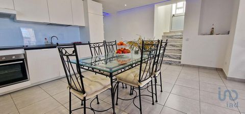 Não perca esta oportunidade de investimento. Venha conhecer este lindo T1 com predisposição para domótica, recentemente parcialmente remodelado (instalações elétricas e sanitárias todas refeitas). Área total deste Apartamento é de 320m2. Este excelen...