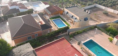 Propiedad de 4 dormitorios en la casa principal y una casita de madera independiente con salón, 3 dormitorios adicionales y baño. ¡También hay una dependencia adicional con terraza, cocina, salón, cuarto de baño, esto sin duda podría ser una habitaci...