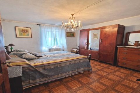 26 km from the sea, on the hill, 450 meters above sea level, in the historic center of Fratte Rosa, (famous for its artisanal production of terracotta), near the city walls, there is this eighteenth-century house in which there are only 2 apartments....