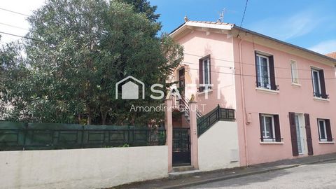 Jolie maison de maître avec jardin à rafraichir comprenant deux appartements - Alès