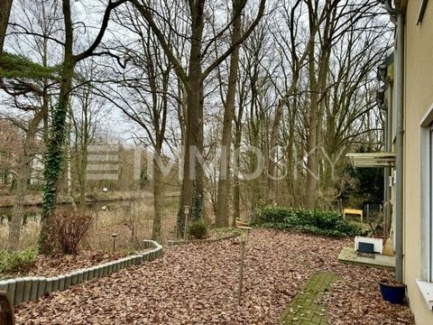 Sie suchen Ihre neue Familienoase direkt am Fluss in Kleinmachnow? Dieses exklusive, hochwertige Haus mit 189 m² Wohnfläche verbindet luxuriöses Wohnen mit der Schönheit der Natur. Bodentiefe Fenster lassen den Blick fast aus jedem Zimmer auf das Was...