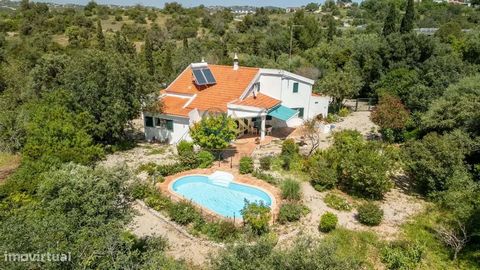 Localizada entre a popular cidade mercantil de Loulé e Villamoura, com a sua marina internacional e praias deslumbrantes, esta propriedade está bem localizada para todas as comodidades. Situada num grande terreno de 9200m2 e composta por duas moradia...