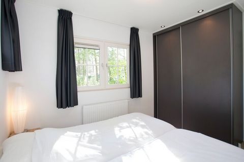 Dit comfortabele chalet ligt op het ruim opgezette vakantiepark Resort De Zanding, omringd door natuurgebieden, waaronder het Nationale Park De Hoge Veluwe, op 19 km. ten noordwesten van de gezellige stad Arnhem. Het kleinschalige centrum van Otterlo...