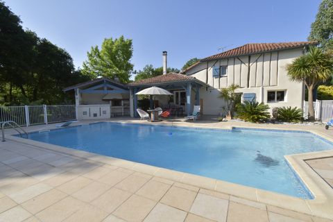 PROCHE DAX ( 5 mn ) - ANCIEN CORPS DE FERME RENOVE DU XVIII° - DEPENDANCES - PISCINE