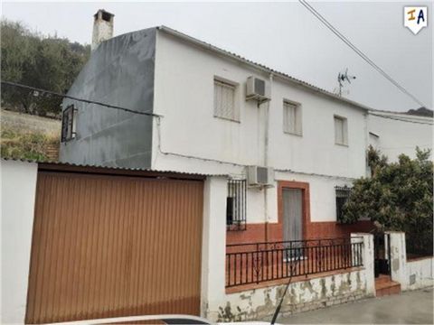 Esta casa adosada de 208 m2 construidos y 4 dormitorios está ubicada en el pueblo de El Higueral, en la provincia de Córdoba, Andalucía, España, a poca distancia en automóvil de la hermosa ciudad de Iznájar. La casa está situada en una calle tranquil...