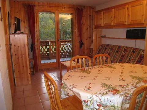 The residence l'Eterlou is located in very calm area, it has got 2 builds on 3 floors without lift. It is situated 800m from Contamines Montjoie centre, and all of its shops and 1.2km from ski lift. It is outside private parking and possibility payin...