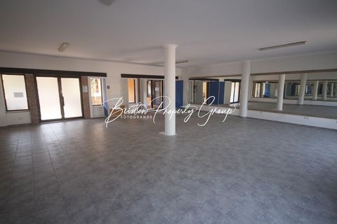 Large local available for rent long term in Centro Comercial Mar y Sol. Previously rented as a dance studio, this large space is also ideal as a large office. Located on the level of the main entrance the local has patio doors both front and rear and...