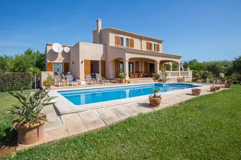 Bright and Quiet 250m2 villa located in Calonge, Santanyí. This property offers wonderful views of the countryside and has capacity for 8 people. This cottage has a very large landscaped exterior. It features a chlorine 9x4,5m pool, with a depth rang...