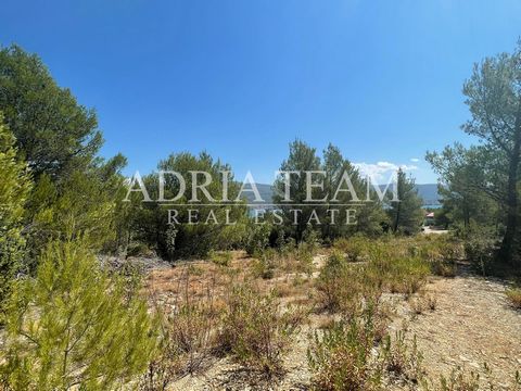 BUILDING LAND measuring 2080 m2 near Pridraz is for sale. PROPERTY DESCRIPTION: - pravlinog je vrva; - access road; - calm and quiet position; - the possibility of building more buildings (ideally behind a villa with a swimming pool); - sea view; - w...