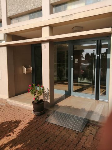 MACON TWO STEPS FROM THE CITY CENTER Beautiful apartment T3 Crossing EAST WEST in secure and closed condominium. With lift, composed of fitted kitchen, pantry, living room, 2 bedrooms, closed balcony of 7M2 dressing room and cupboard, hallway. A cell...