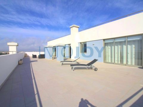 Magnifique Penthouse avec fantastique terrasse de 218 M2, quatre chambres, dont deux en suite, situé dans le luxueux bâtiment de l'océan Atlantique à Portimão. Il offre une vue à 360º sur la mer et toute la ville de Portimão, ce qui lui confère une l...