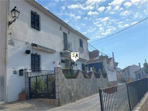 This beautifully presented 3 bedroom, 2 bathroom impressive 195m2 build Townhouse is situated on the edge of the lovely village of Moclin only a 35 minute drive from Granada in Andalucia, Spain. Located on a quiet wide street with parking right outsi...