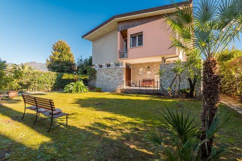 Semi-detached villa on two levels, with sunny and green garden, in Forte dei Marmi, adjacent to the renowned area of Roma Imperiale, 1.2 km from the sea and overlooking the Apuan Alps. The approximately 300m2 garden can be used as a sunbathing area, ...