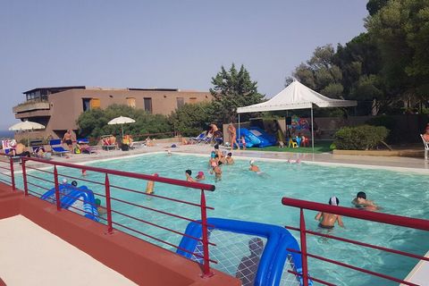 Questo affascinante appartamento sull'isola italiana di Sardegna dispone di un giardino e di 2 piscine, una delle quali è ideale per i bambini. È ottimo per trascorrere del tempo di qualità con la famiglia. Grazie alla sua ottima posizione vicino al ...