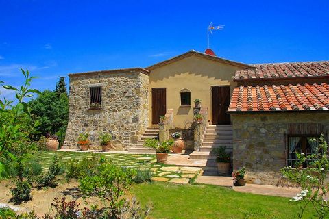 This sprawling, typically Tuscan villa in Cetona, is perfect for a family or a large group of 10. This holiday villa has 5 bedrooms and features a private swimming pool and a lush green garden to relax. You will be staying in the countryside Cetona, ...