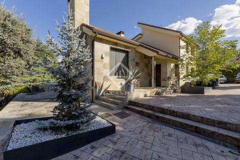 Lucas Fox Las Rozas is pleased to present this exclusive and extraordinary detached house of 330 m² on only two floors with a modern design and located on a plot of 1,443 m² in the El Puerto de Galapagar development. The house was renovated in 2002. ...