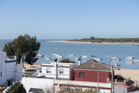 Este precioso apartamento situado en Sanlúcar de Barrameda da la bienvenida a 4+2 personas. No habrá mejor manera de empezar el día que desayunando mientras contemplan las fantásticas vistas al río Guadalquivir, al coto de Doñana y a la playa que ofr...