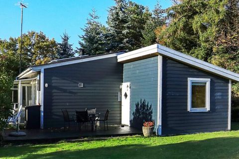 Maison de vacances proche de la plage, des commerces et des restaurants à Marielyst. La maison contient une cuisine ouverte et lumineuse avec i.a. plaques vitrocéramiques, hotte aspirante et micro-ondes. La cuisine lumineuse est combinée avec le salo...