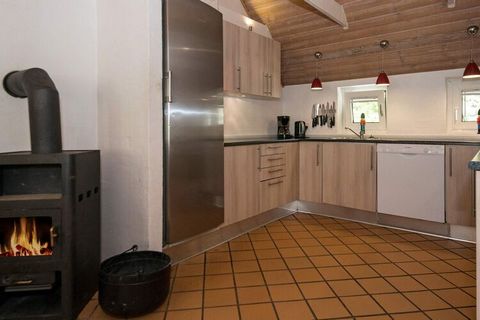 Gut ausgestattetes und eingerichtetes Ferienhaus in Vester Husby, mit Platz für bis zu 16 Personen und 2 Hunden. Zum Haus gehört auch ein großer Aktivitätsraum mit Whirlpool, Sauna, Tischtennis, Billard, Tischfußball und Darts für die Erholung und de...