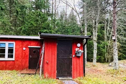 Willkommen in diesem typisch roten Häuschen auf dem Lande! Hinter dem Haus hört man einen Wasserfall, der im Takt des Windes rauscht und der Wald liegt gleich nebenan. Das Haus ist einfach, aber charmant und lädt Sie zur Erholung inmitten der schwedi...
