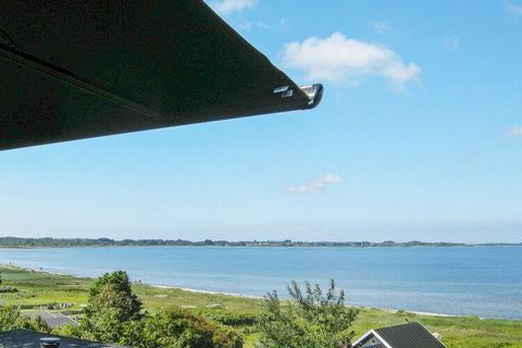 With panoramic views of the sea and views of the Great Belt Bridge and Funen, this small guest cabin is located on a slope approx. 100 m from the water. The details in the cottage have been taken care of and all rooms have access to a terrace or gard...