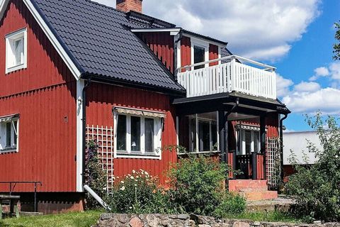 En un paisaje agrícola típico sueco a las afueras del pueblo de la iglesia de Bockara, a unos 27 km de Oskarshamn, se encuentra esta bonita casa que fue completamente renovada en 2016. Brillantes vistas al lago con el lago Försjön a solo 50 m más aba...