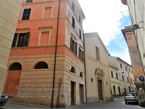 Im historischen Zentrum von Tarquinia und genau in der Via Menotti Garibaldi bieten wir eine Wohnung im zweiten Stock von 60 Quadratmetern in gutem Wartungszustand zum Verkauf an, mit einem Lagerhaus für 8 Personen im Erdgeschoss des Gebäudes . Das A...