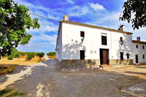 Fabulous opportunity to own this two hundred year old former Inn. Situated in this historic location close to the shore of lake Bermejales 'la Posada de la Colonia' is a traditionally constructed country property which has been providing accommodatio...