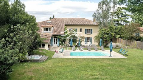 Only 15 minutes from downtown Hossegor, in the town of Saubrigues, a charming dynamic village, let yourself be enchanted by Villa A NOSTA nestled in lush greenery. In a beautiful and green setting are two independent and recently renovated houses wit...