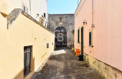 PUGLIA - SALENTO - SPONGANO In Spongano, we offer for sale a former oil mill with vaulted ceilings of about 180 square meters, with building land of about 1,000 square meters. The property has a double access. The first opens onto a courtyard of abou...