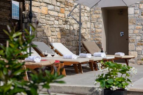 Die Villa Beram ist eine jahrhundertealte, renovierte Villa mit eigenem Pool und liegt im grünen Herzen von Istrien, in der Nähe von Pazin. Das Zentrum von Pazin mit schönen Restaurants und ein paar Geschäften befindet sich 7 km entfernt. Für alle, d...