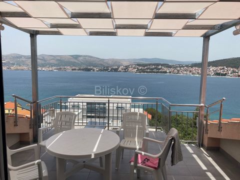 Čiovo, Okrug Gornji, apartment of 55m2 with a terrace of 20m2 in the high attic of a smaller building. The apartment is fully furnished, air-conditioned, and consists of a living room with a glass wall and a view, a dining room, a kitchen, a bedroom,...