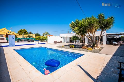 Arena y Mar Real Estate Services presents this ideal and elegant contemporary country villa. It was completely renovated in 2019, always taking care of every last detail. It offers the perfect balance between functionality and the cosy touch with Med...