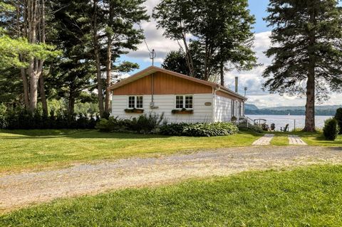 Welcome to this haven of peace! Located directly on the shores of Lac Noir in Saint-Damien, this pretty up-to-date property offers you everything you desire. 2 bedrooms, bright rooms and an unobstructed view of the lake! Navigable waterfront to enjoy...