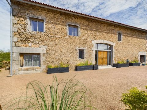 EXCLUSIVE TO BEAUX VILLAGES! Impressive recent barn conversion offering over 300m² of habitable space with spacious rooms and high ceilings and room to put your own stamp on with design finishes. Located on the edge of a very popular small Dordogne v...