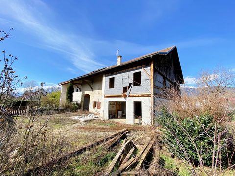 RARE FOR SALE! Magnificent gessian barn to rehabilitate in Prevessin Moens, Bretigny sector. Sold as is. Permit granted and cleared with a potential of 288 m2 of living space on 3 levels + Swimming pool. Architect's plans and specifications available...