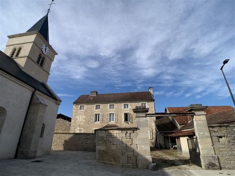 Former presbytery renovated with the charm of wood and stone on a living area of 200 m2, located 20 minutes from the TGV station of MONTBARD (PARIS 1 hour away). Close to two towns: LAIGNES and CHATILLON SUR SEINE, with all amenities. Historic locati...