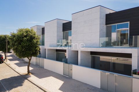 Identificação do imóvel: ZMPT560194 Luxurious NEW T3 townhouse, next to the Forte de S. João, Vila do Conde! Property to be sold with all the construction work completed and with an expected completion date of the work in March 2024. This villa, dist...