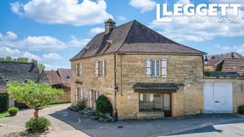 A23451BD24 - Beautiful bourgeoise house to renovate in central location of a very charming village in Perigord Noir. This house offers spacious accommodation and an undeniable potential, making it ideal as a large family home or for a bed and breakfa...