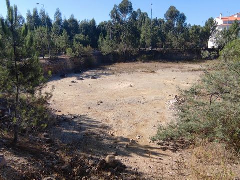 Plot of 300m2 of land with the possibility of building a 6 apartments building or for a housewith a large surface area. This plot has a privileged location in the center of Vila de Rei, a village with easy access on foot to all the trade and services...