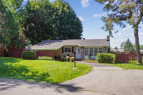 Extraordinary single storey house well located in Pierrefonds/Roxboro in a very intimate and quiet cul-de-sac with two fantastic courtyards, one very large for barbecue evenings and another well placed to install a swimming pool. Composed of 3+1 bedr...