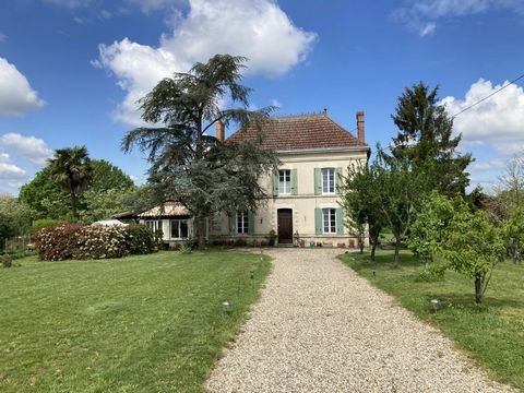Located in a hamlet between Duras and Marmande, this elegant classic house, with an impressive barn conversion attached to the main house, is used as a family home with the option to divide it into 2 properties to provide potential income. There are ...