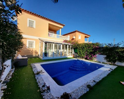 In the urbanization of the fishing village of lAmetlla de Mar we sell a 96 M2 singlefamily villa plus covered terraces and pool for a total of 130 M2 built on a 319 M2 landscaped plot The house is distributed in a livingdining room an American kitche...